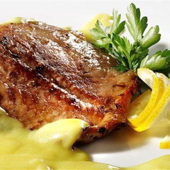 Рецепт стейки из лосося на гриле с травяным соусом из мяты и базилика