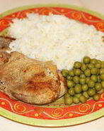 Стейки из свинины с луком на сковороде