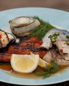 Стейки из толстолобика с печеной морковью и овощами гриль