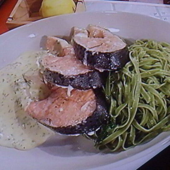 Рецепт стейки лосося на зеленых тальятелле под щавелевым соусом