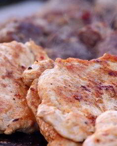 Стейки на гриле под голубым сырным соусом