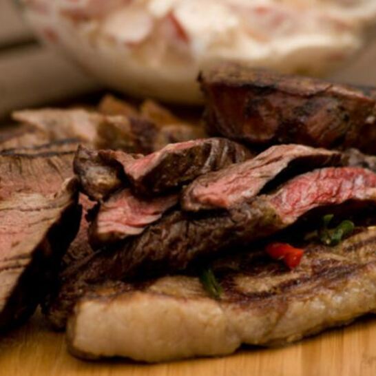 Рецепт три вида стейков и томатный салат