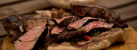 три вида стейков и томатный салат. Шаг 4