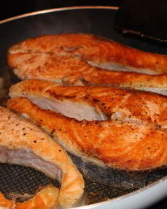 Жареные стейки из лосося