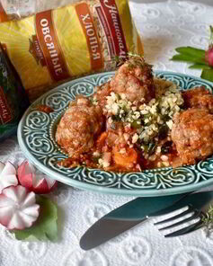 Домашние тефтели в томатном соусе с зеленым булгуром