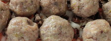 тефтели с гречкой и грибами, запеченные в ряженке. Шаг 7