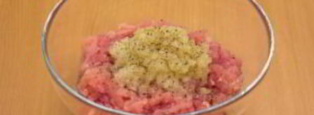 тефтели с моцареллой в томатном соусе. Шаг 2