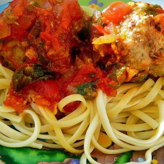 Рецепт тефтели с сыром и шпинатом, в томатном соусе