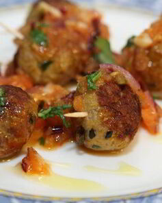 Телячьи тефтельки с соусом из помидоров