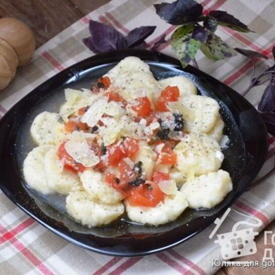Рецепт творожные ньокки с соусом из помидоров и базилика