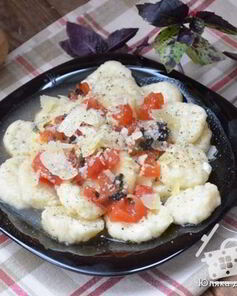 Творожные ньокки с соусом из помидоров и базилика