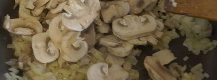 ленивые картофельные вареники с соусом из шампиньонов. Шаг 5