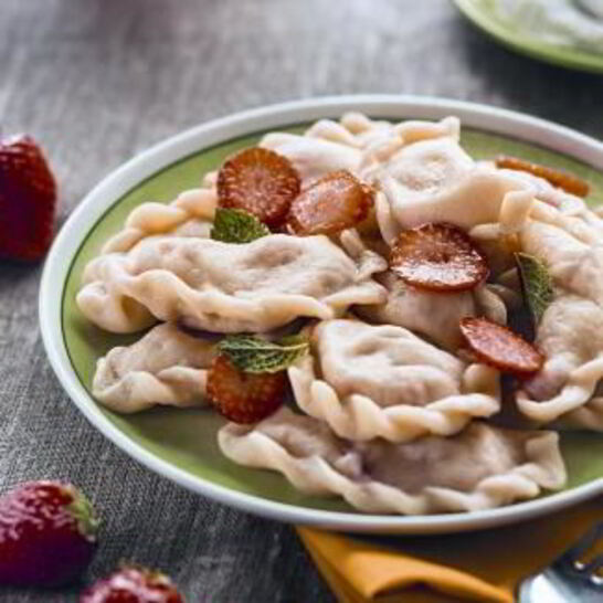 Рецепт паровые вареники с клубникой