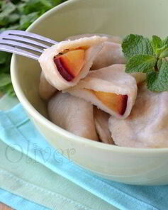 Вареники из цельнозерновой муки с половинками слив