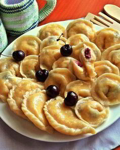 Вареники с творогом и черешней