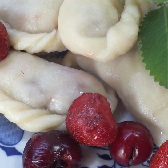 Рецепт вареники с вишней и клубникой