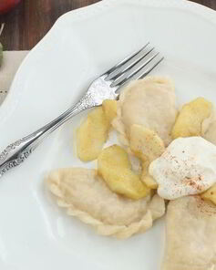 Вареники с яблоками и корицей