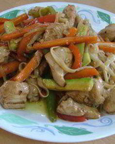 Яичная лапша с куриной грудинкой