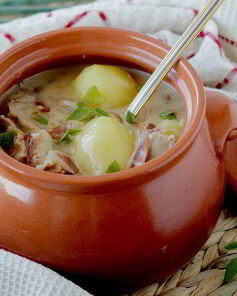 Мясное жаркое в соусе из сливок и белого вина