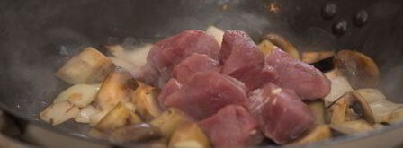 жаркое из свинины с острыми баклажанами и шампиньонами. Шаг 3