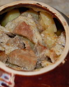 Жаркое со свининой в горшочках