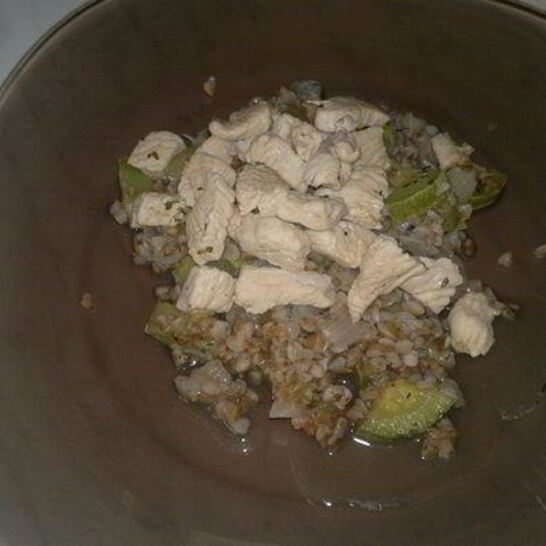 Рецепт гречка с кабачком, луком и грудкой индейки