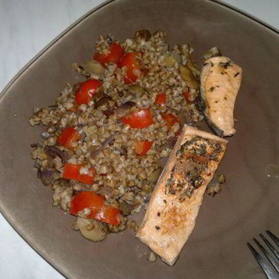 Рецепт гречка с овощами, грибами и форель в собственном соку