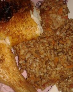 Гречка с овощами и грибами в томатном соусе