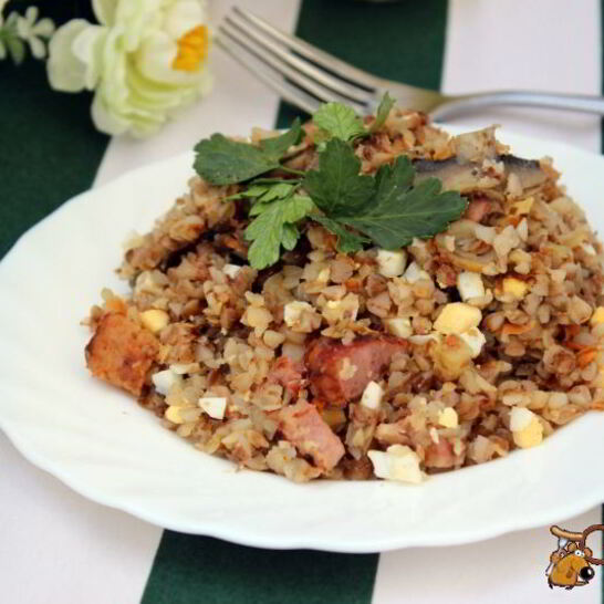 Рецепт гречка с шампиньонами, сырокопченой грудинкой и яйцом