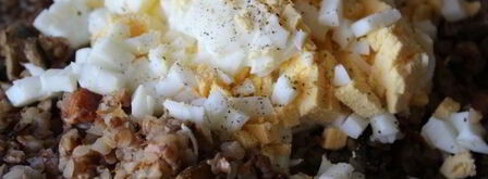 гречка с шампиньонами, сырокопченой грудинкой и яйцом. Шаг 4