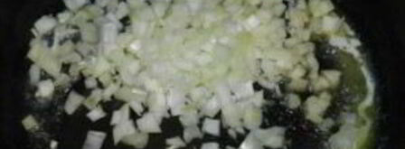 гречка с тушенкой и луком. Шаг 2