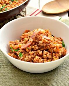 Гречневая каша с беконом на сковороде