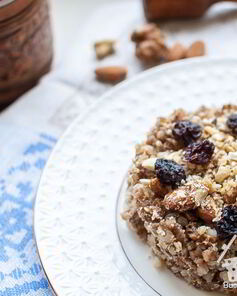 Гречневая каша с яйцом, орехами и изюмом