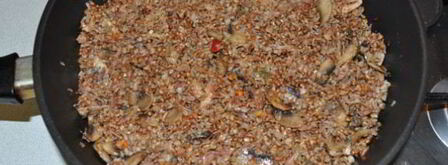 каша гречневая с тушенкой и грибами вкусняшка. Шаг 6