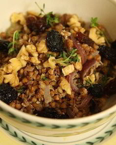 Стокгольмская гречневая каша с орехами и изюмом