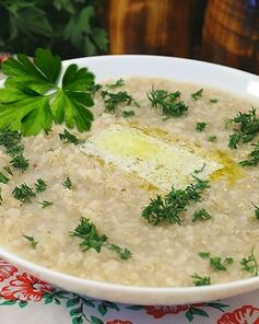 Жидкая ячневая каша на молоке