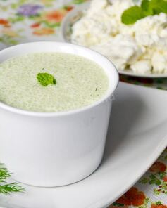 Диетический коктейль с огурцами и зеленью