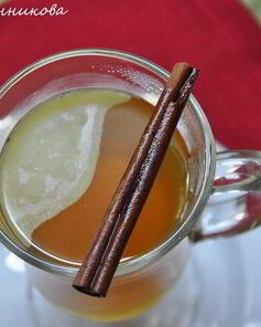 Горячий яблочный напиток со специями и сливочным маслом