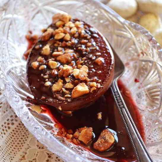 Рецепт груша в ягодно-винном сиропе с карамелизированными орешками