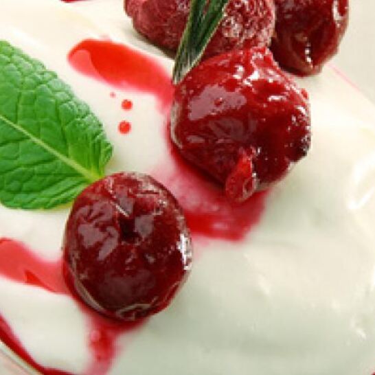 Рецепт йогуртовая панна-котта с вишневым сиропом