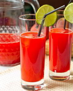 Клубнично-лаймовый освежающий напиток