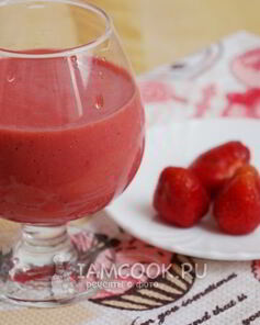 Коктейль со сливками и клубникой