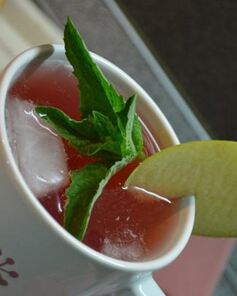 Напиток с мелиссой и крыжовником