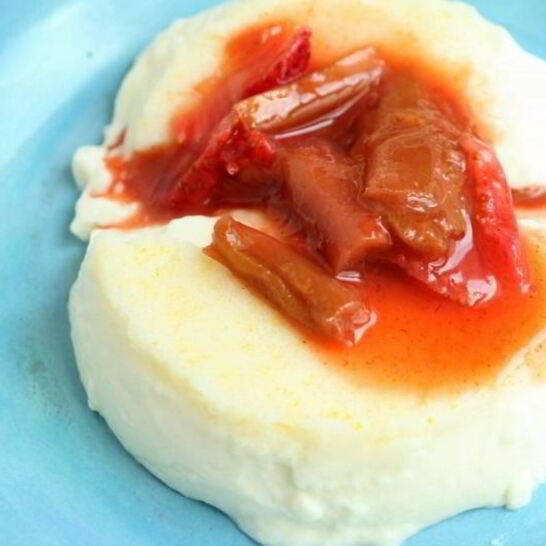 Рецепт панна котта с клубникой и сиропом из ревеня