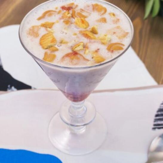 Рецепт банановый смузи с клубничным вареньем и печеньем