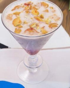 Банановый смузи с клубничным вареньем и печеньем