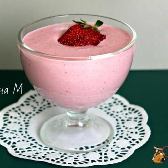 Рецепт клубничный смузи с творогом и овсяными хлопьями