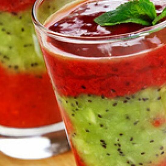 Рецепт смузи из клубники, малины и киви с медом