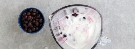 смузи с творогом, бананом и смородиной. Шаг 3