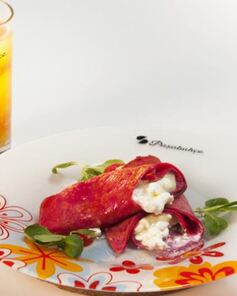 Свекольные блинчики и чайный напиток